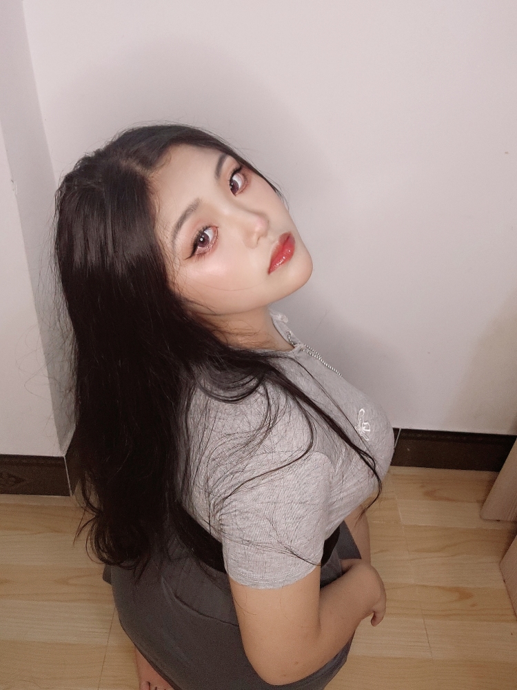 身材丰满，肚子较大，36H，熊比较分散，有点外扩，请去网上了