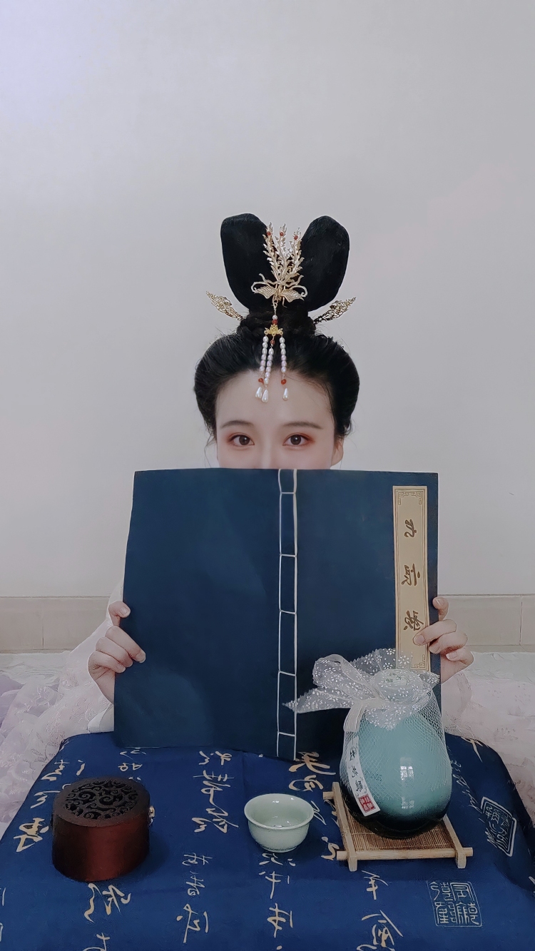 狐仙卿卿-湖北省·武汉市·江岸区--喜欢汉服，拍摄汉服、jk、lo娘、小清新、给淘宝网店做模特、寄拍等都可以，除了特别性感的不接受，愿意尝试各种风格~