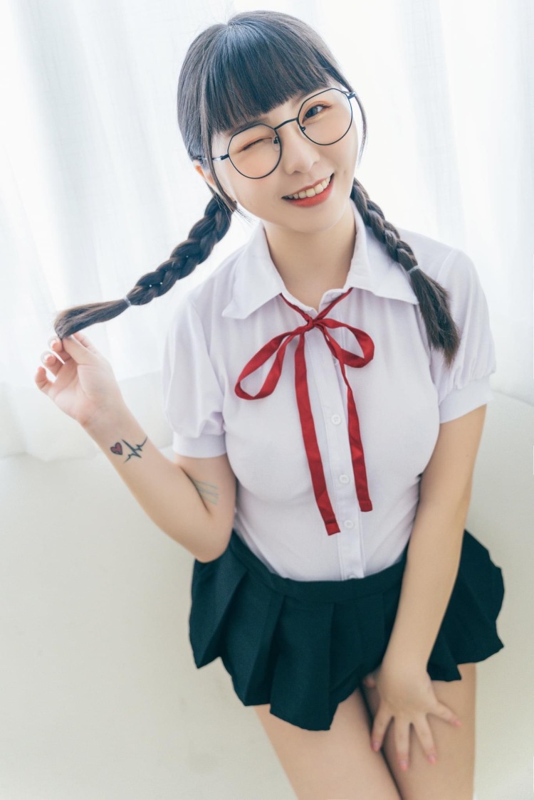 你好～～欢迎私信安排约拍，这是夏日约拍的学生制服照片集，希望