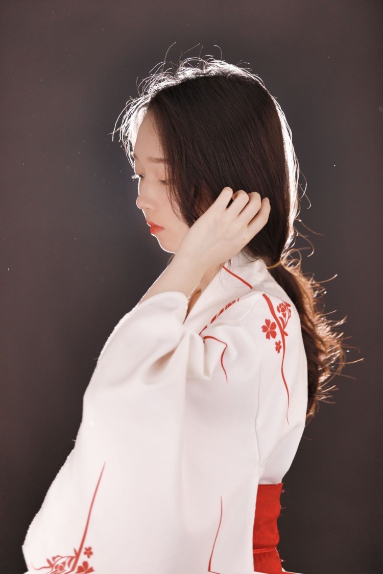陌上烟雨-湖南省·长沙市·岳麓区-微博 小红书-喜欢拍照，擅长古风、情绪、清新、cosplay，本人三坑女孩，想要尝试不同的风格。不是专业模特，所也有很多不足的地方，想互相学习。