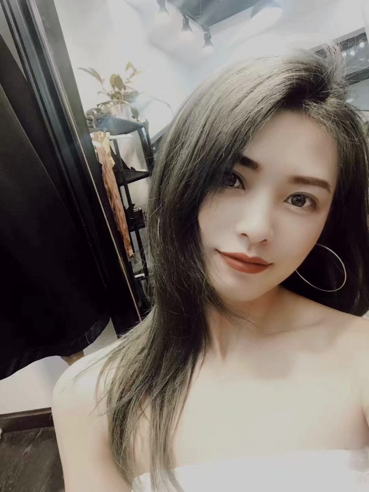 地点最好在绵阳或者成都 个人喜欢欧美简约大牌风  不过拍照
