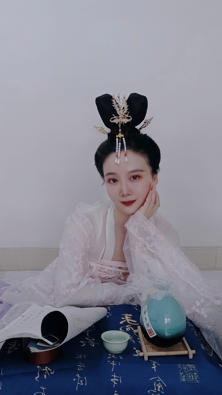 狐仙卿卿-湖北省·武汉市·江岸区--喜欢汉服，拍摄汉服、jk、lo娘、小清新、给淘宝网店做模特、寄拍等都可以，除了特别性感的不接受，愿意尝试各种风格~