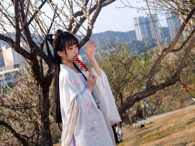 一组在萝岗市民广场拍摄的汉服，时间总是转瞬即逝，还好上个月底