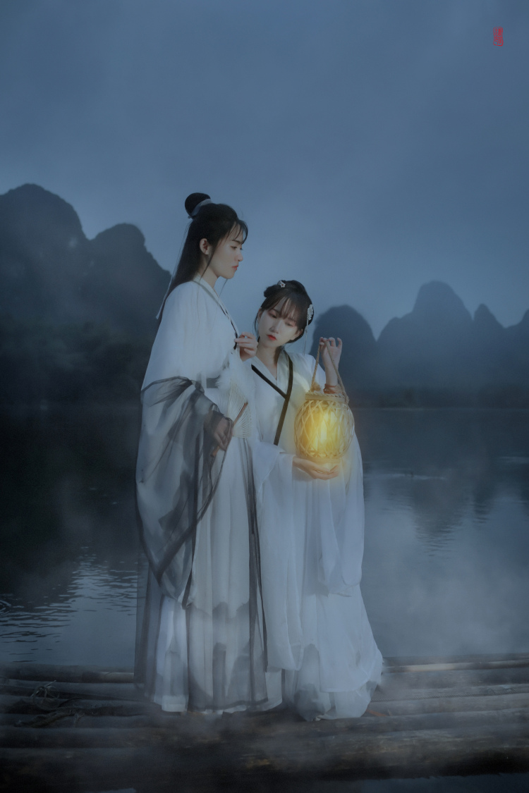 摄影师萧若水-广西壮族自治区·桂林市·叠彩区-微博-【桂林唯美古风女摄高质量作品求合作】--桂林经典漓江场景20元人民币背景图案，氤氲山水与古风古韵的完美结合。#古风##中国风##意境#