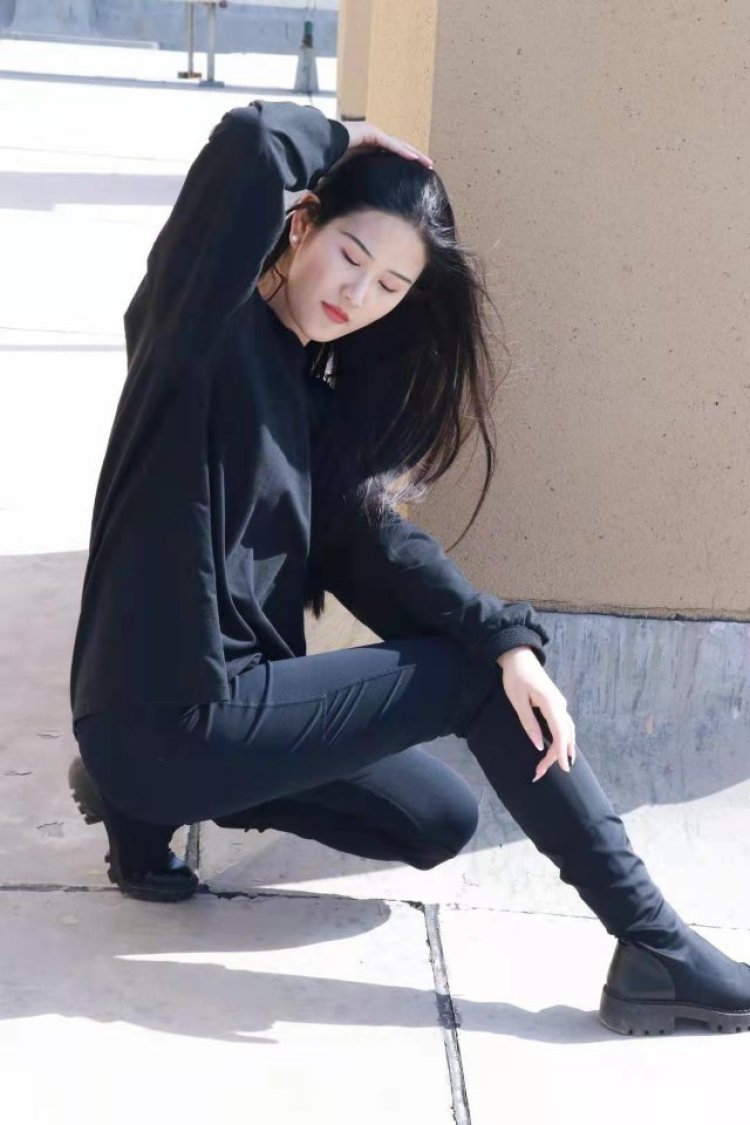 港岛妹妹-山东省·济南市·历下区--身高175 体重109 三围83 60 90空乘专业 会t台走秀