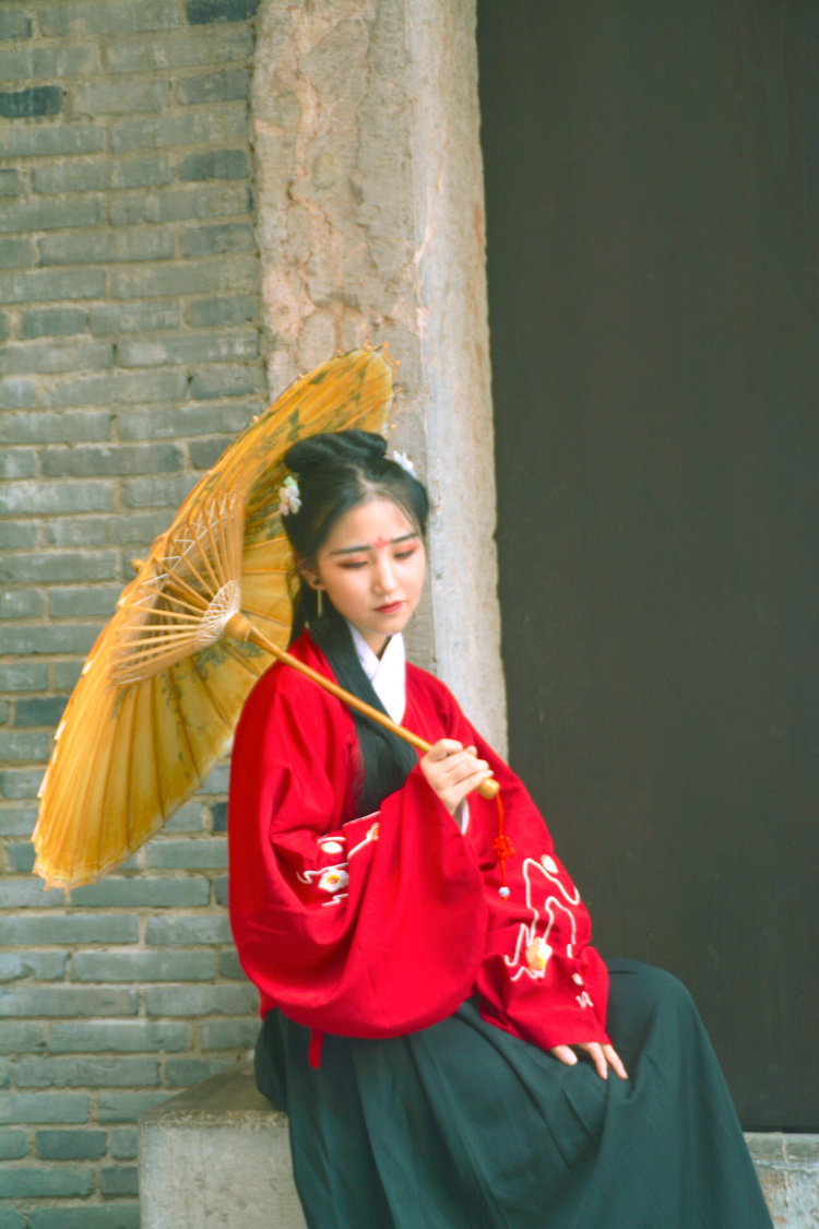 本人女大学一枚，想做一个汉服模特（别的风格也可以），接寄拍，