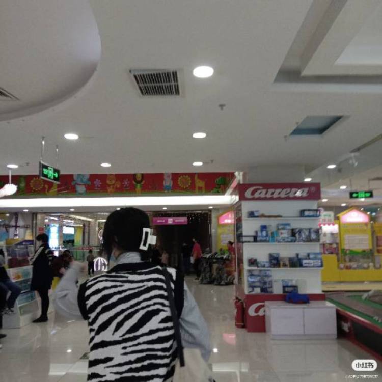 喜欢高级感的街拍，地点可以找一些冷色系的景，喜欢冷色系穿搭，