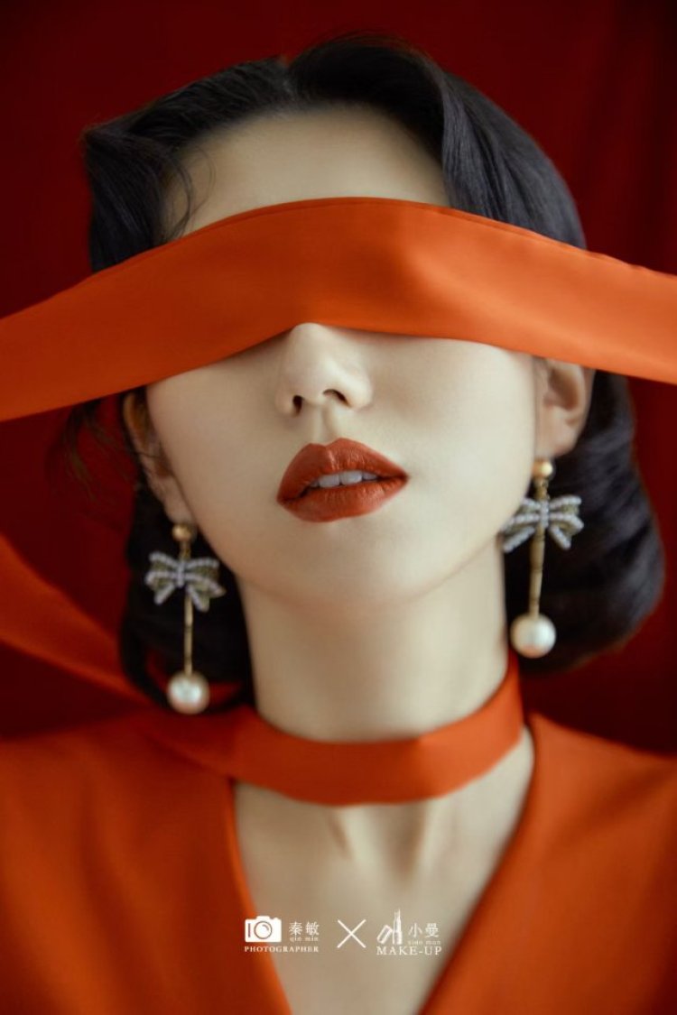 本组作品灵感来源于时尚杂志摄影师张嘉城整体复古柔美 色彩搭