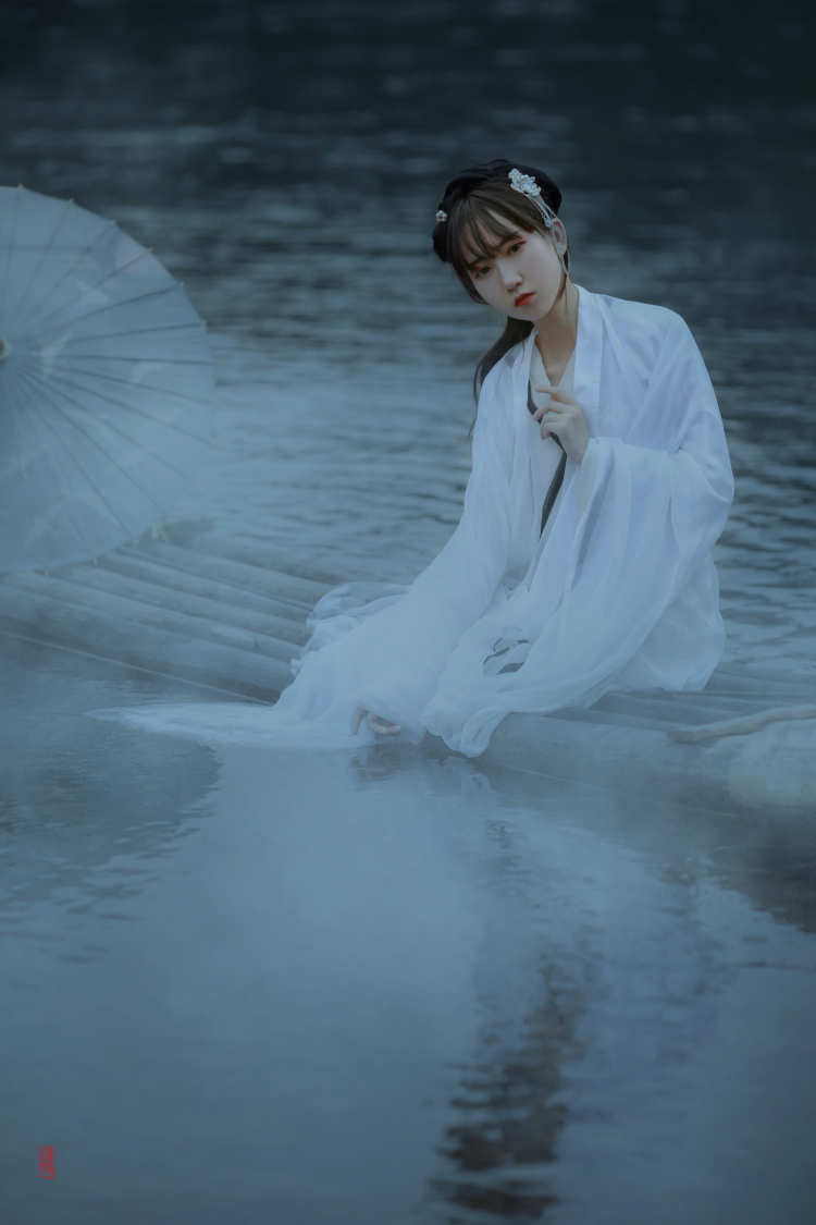 摄影师萧若水-广西壮族自治区·桂林市·叠彩区-微博-【桂林唯美古风女摄高质量作品求合作】--桂林经典漓江场景20元人民币背景图案，氤氲山水与古风古韵的完美结合。#古风##中国风##意境#