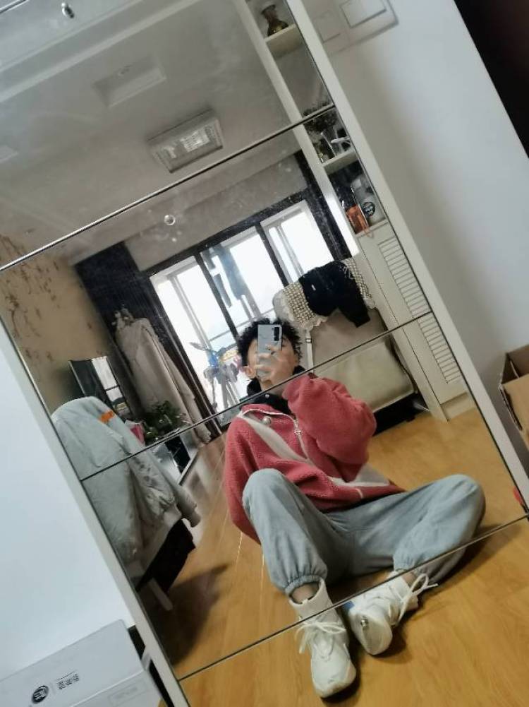 小九-江苏省·扬州市·邗江区--在校大学生 178cm 62kg 工装 高街 日系都可以接 谢谢
