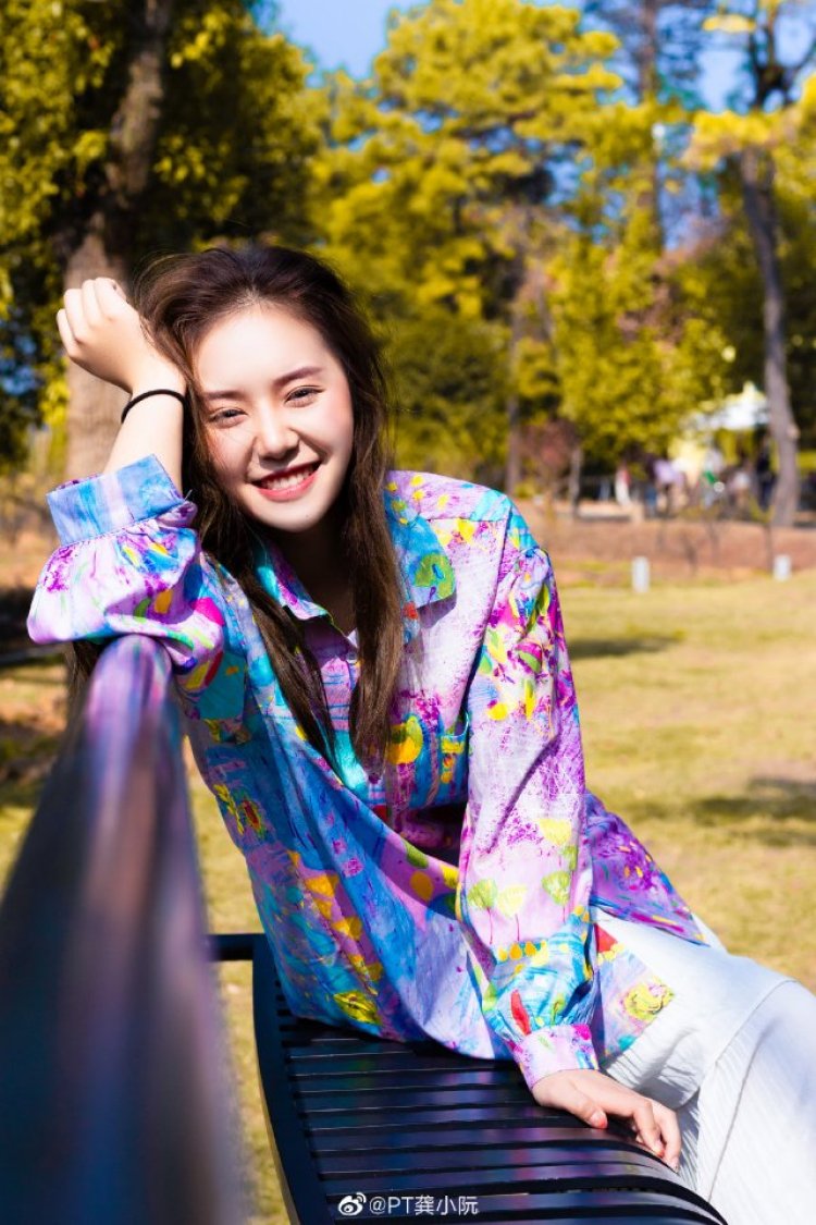 秋阿-湖北省·武汉市·洪山区-微博 小红书-常驻洪山区，希望找到审美有共鸣的小伙伴，风格多变，可以一起碰撞出不一样的火花，约拍唠嗑都可以~