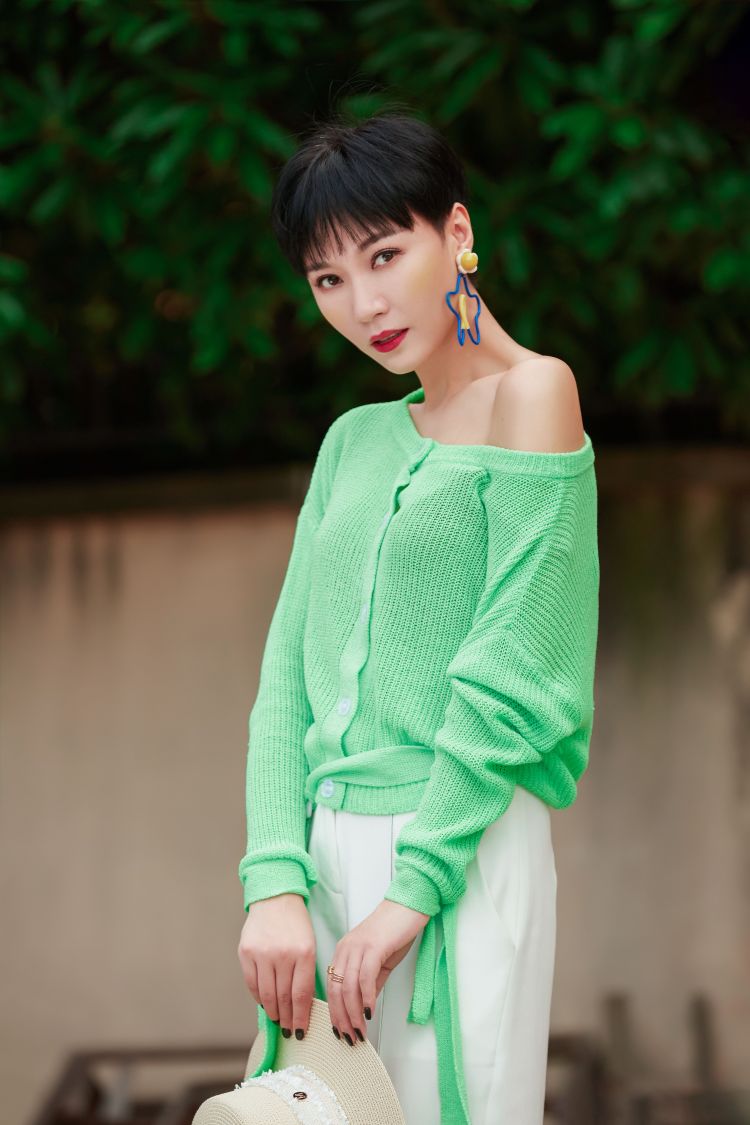 职业女摄影师，利用闲暇时间结交更多喜欢拍照的朋友。有兴趣的小