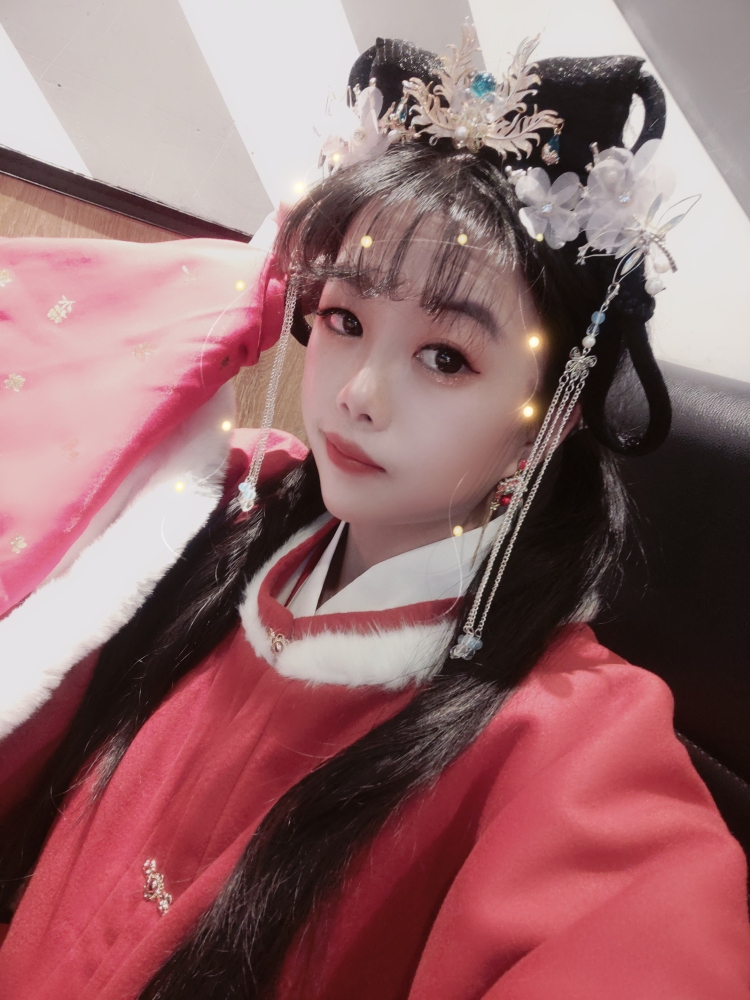 从小被大家说是自带变声器的我，长相甜美可爱，身高160cm，