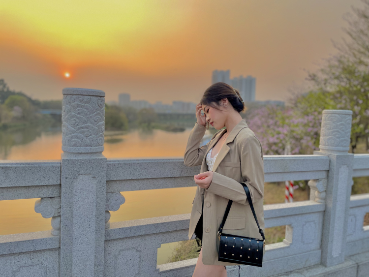 Je-广东省·广州市·花都区--喜欢拍照 可尝试多种风格 过于暴露的不接地点广州范围内都可时间上周一到周日都方便