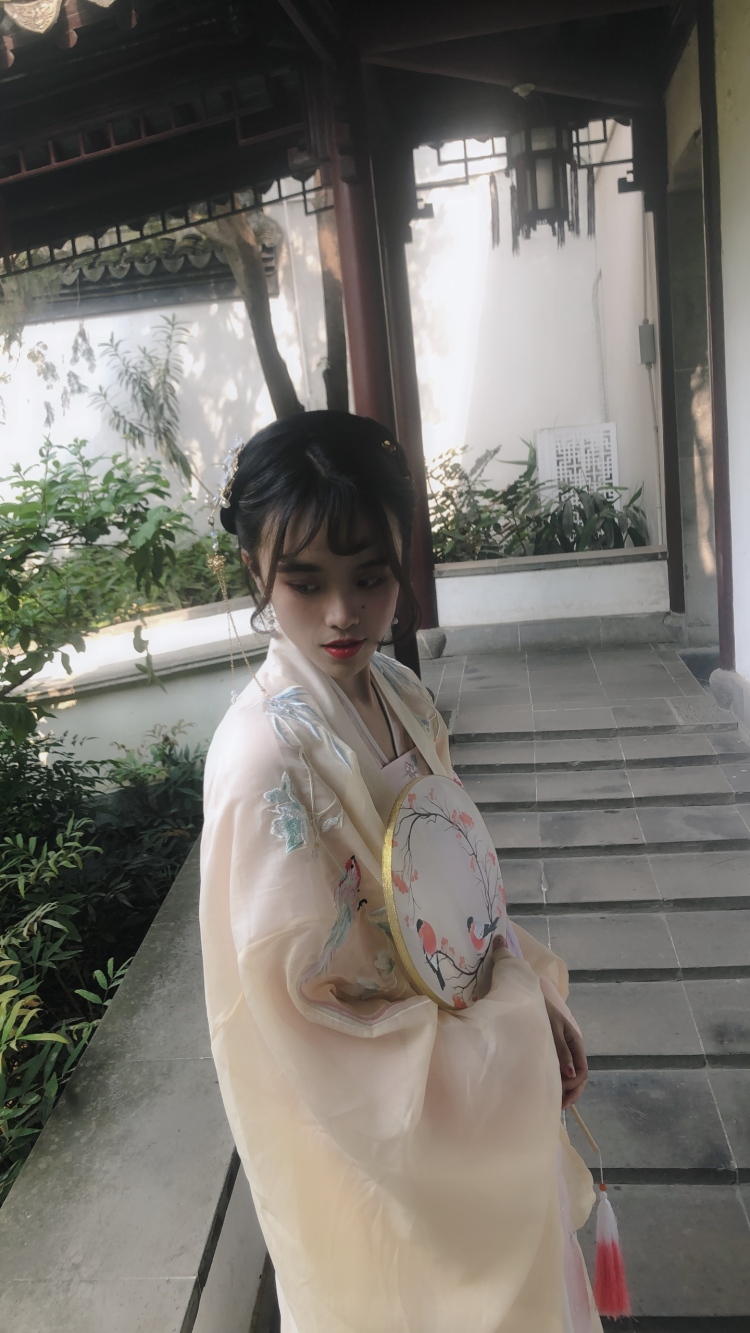 阿鸢☀️-贵州省·贵阳市·南明区-抖音、微博、小红书、b站-可接受汉服，学院休闲风，淑女风，欧美风萝莉风等，帮朋友工作室平台做个一两期约拍模特费用可协商