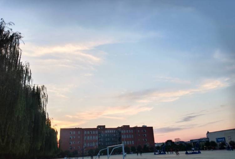 柳玉莹-河南省·洛阳市·偃师市-快手-我会抓拍人物特点 形象 还有风景 景物 会找合适的位置 角度 摆各种姿势等 各种风格都可以 滤镜也可以调 还可以批图