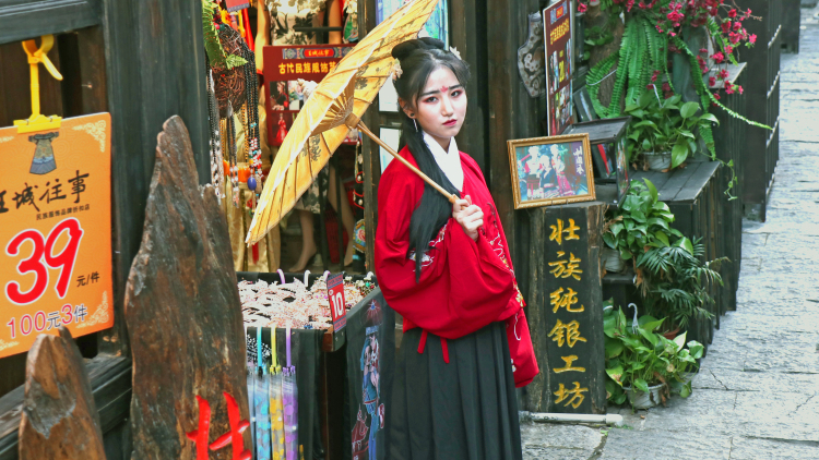 YeBo-广西壮族自治区·桂林市·雁山区--本人女大学一枚，想做一个汉服模特（别的风格也可以），接寄拍，约拍也行，白菜价，商家看过来啊