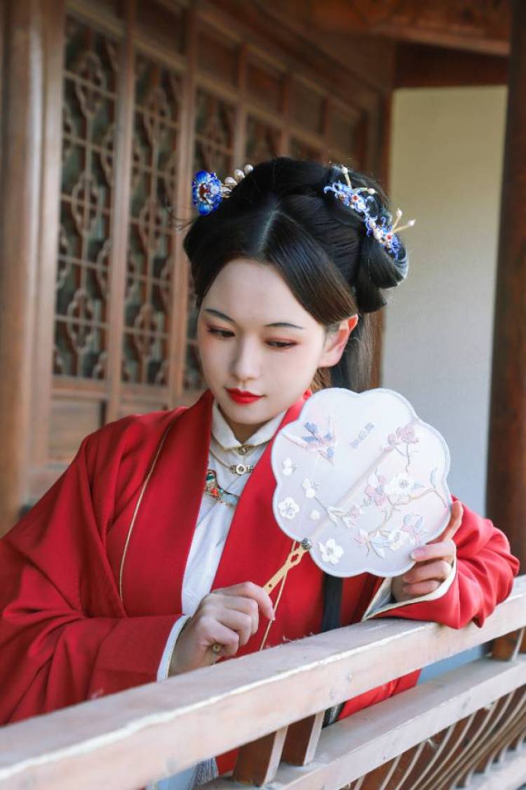 微博认证摄影师，锐景创意签约摄影师有自己工作室，高质量模特