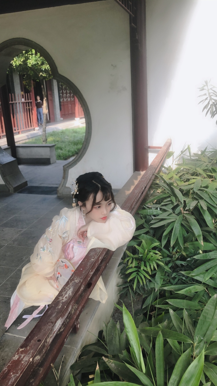 阿鸢☀️-贵州省·贵阳市·南明区-抖音、微博、小红书、b站-可接受汉服，学院休闲风，淑女风，欧美风萝莉风等，帮朋友工作室平台做个一两期约拍模特费用可协商