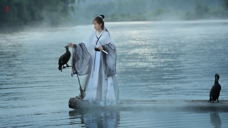 摄影师萧若水-广西壮族自治区·桂林市·叠彩区-微博-【桂林唯美古风女摄高质量作品求合作】--桂林经典漓江场景20元人民币背景图案，氤氲山水与古风古韵的完美结合。#古风##中国风##意境#