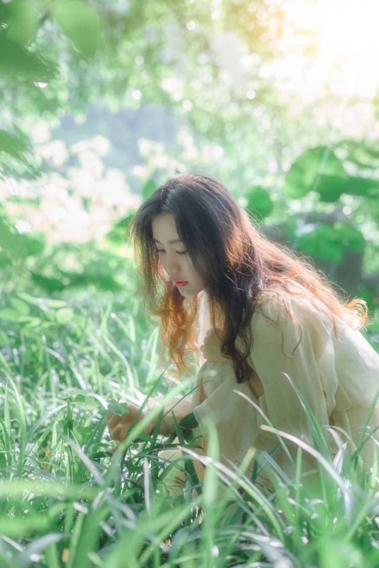 本摄影常驻桂林市区，有约拍意向可以约起。不定期的创作是可以互