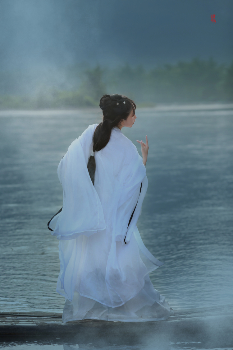 摄影师萧若水-广西壮族自治区·桂林市·叠彩区-微博-【桂林唯美古风女摄高质量作品求合作】--桂林经典漓江场景20元人民币背景图案，氤氲山水与古风古韵的完美结合。#古风##中国风##意境#