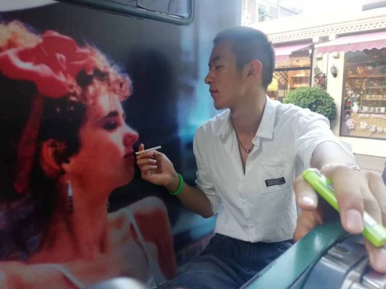 C-天津市·天津市·南开区--在学校当过服装设计的模特，身高187，有丰富的婚样，走秀，街拍等经历，有需要男模特的可约我。