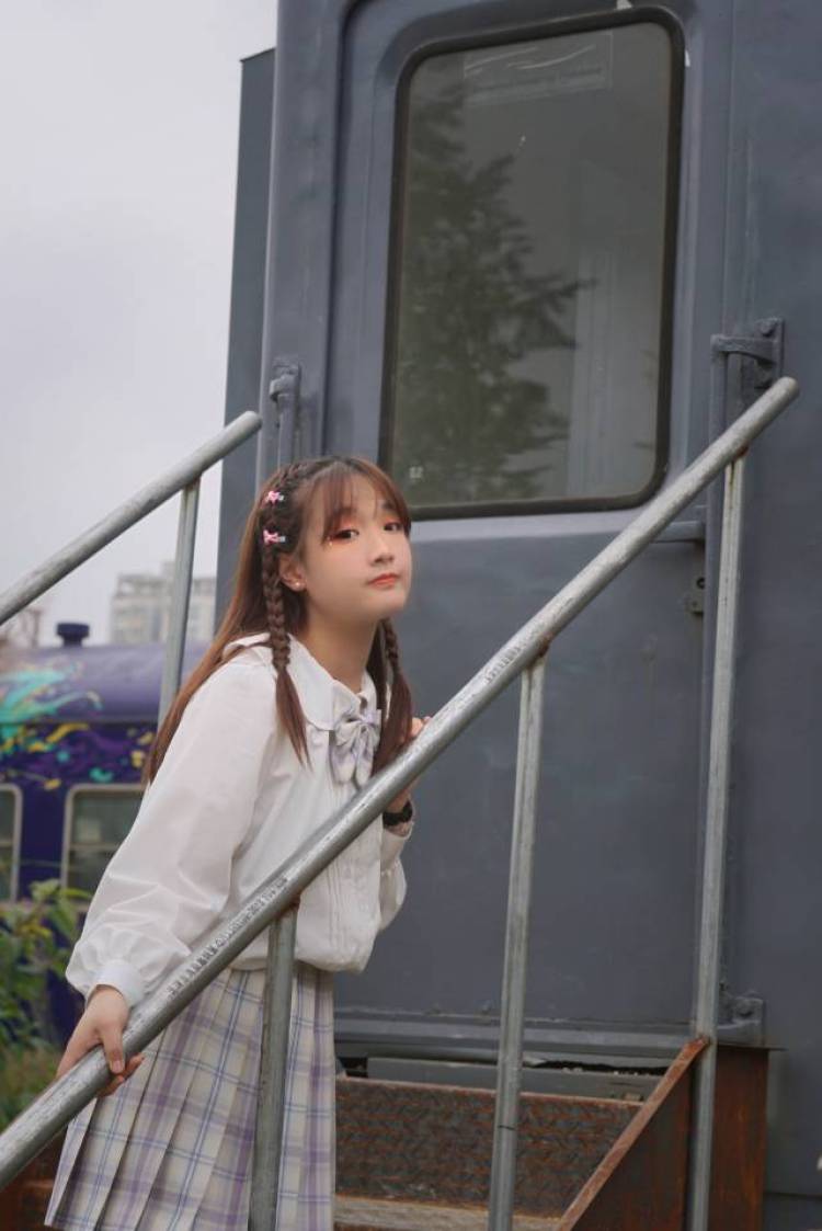 苒漉-四川省·成都市·青羊区--汉服，lo裙，jk三坑。希望不是第一次约拍不然带不动哇！后期的话可以自己来不用担心