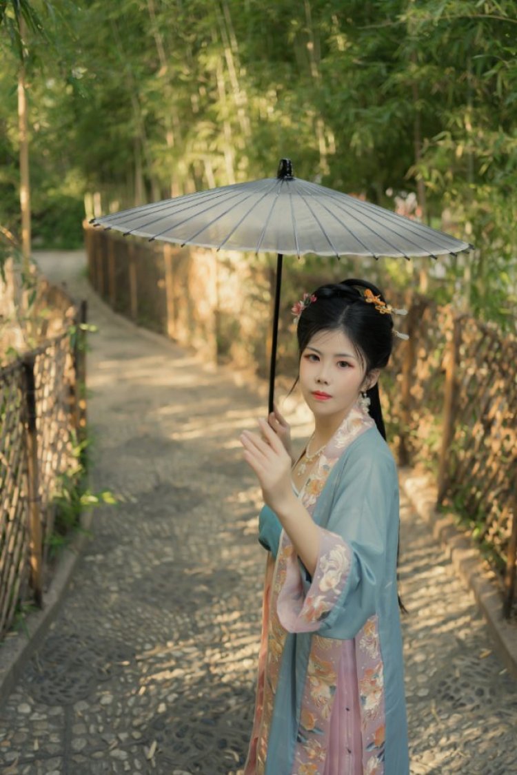 夏染鳕玥-江苏省·苏州市·昆山市-微博 ，抖音，小红书-妹摄，主拍汉服。拍摄风格：汉服写真拍摄时间：协商拍摄地点：昆山市 以及 苏州上海周边服装妆造最好模特自带或妆造费自理。成片精修交付。 门票以及路费场地费AA。拍的愉快的可以长期绑定~不介