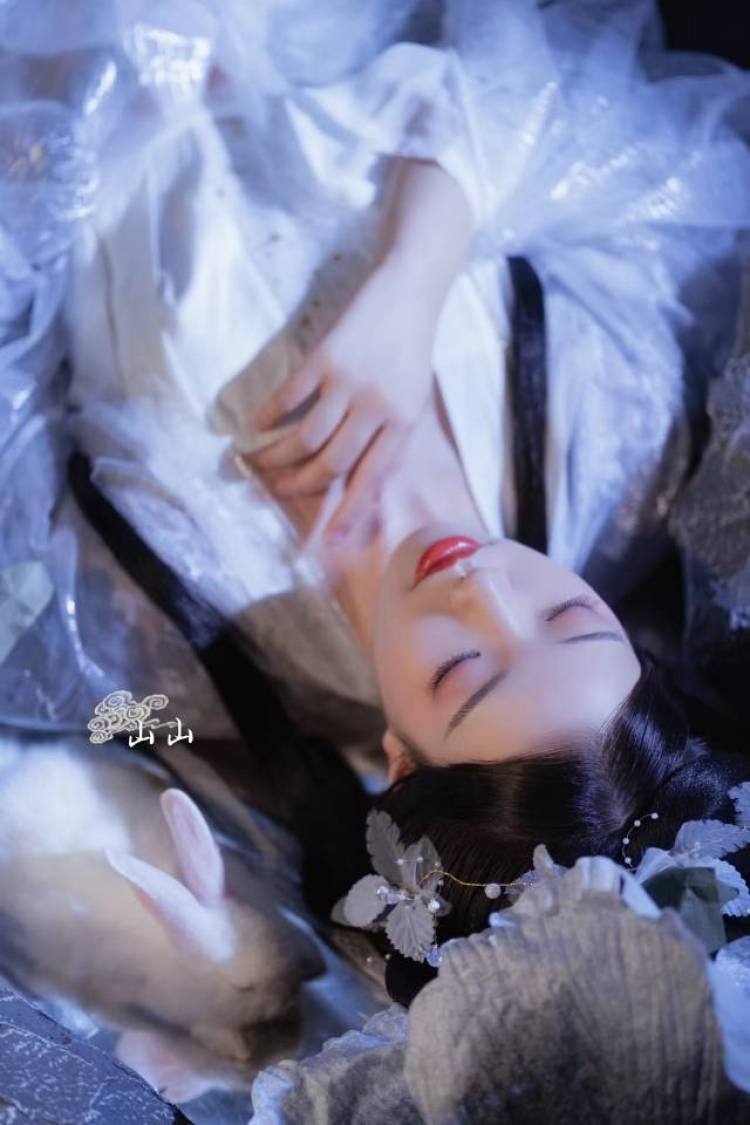 今年中秋的汉服片子，摄影师：文文皎如飞镜临丹阙，绿烟灭尽清