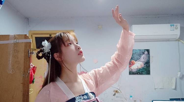拍一些jk汉服什么的日常校供一点的啦，希望互勉啦。地方的话希