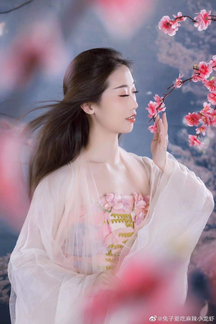 服装化妆图片精修我们全包，你只管美就行，后期会有1到4张全精